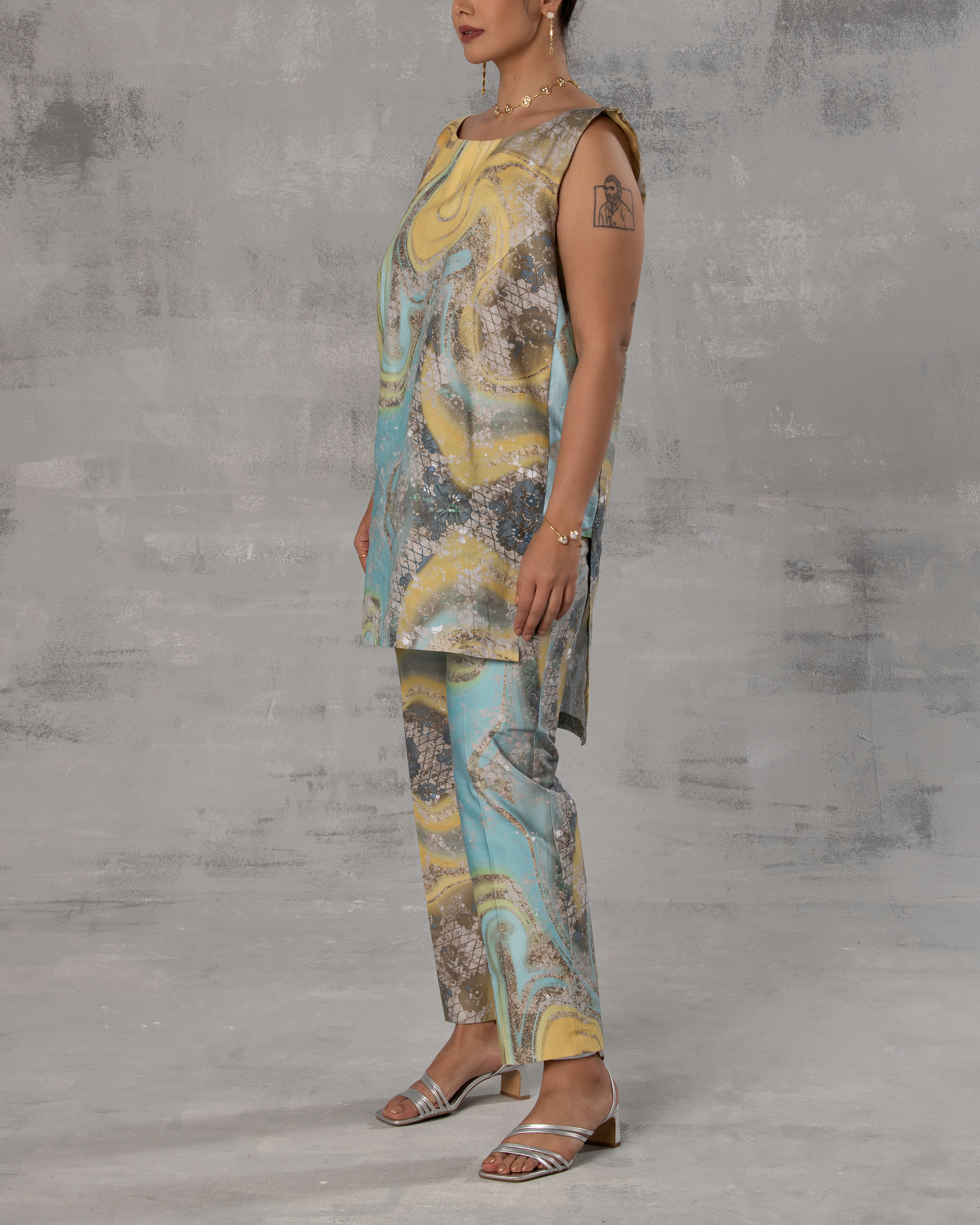 Kamsyā Straight Fit Trousers
