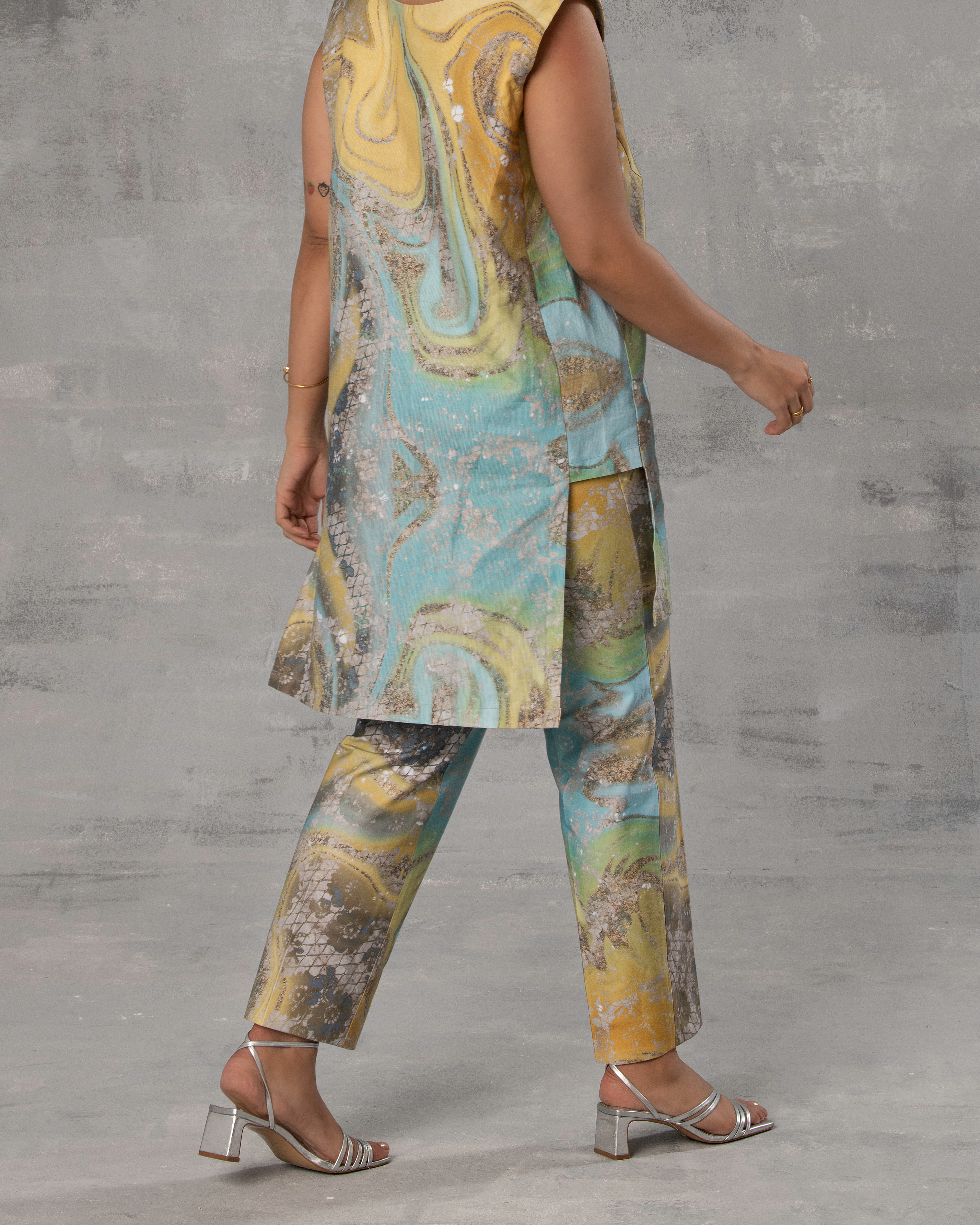 Kamsyā Straight Fit Trousers